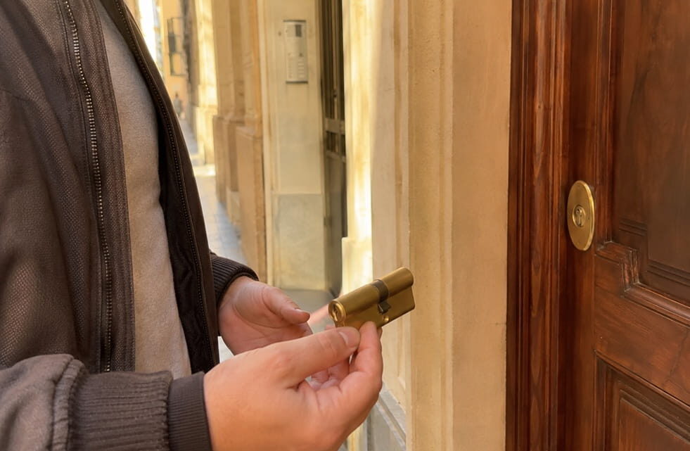 Puerta de vivienda en Cullera preparada para servicio de apertura