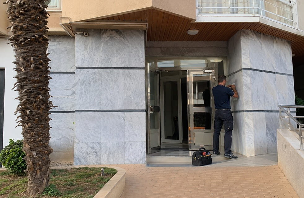 Cerrajero en portal de comunidad de vecinos en Cullera