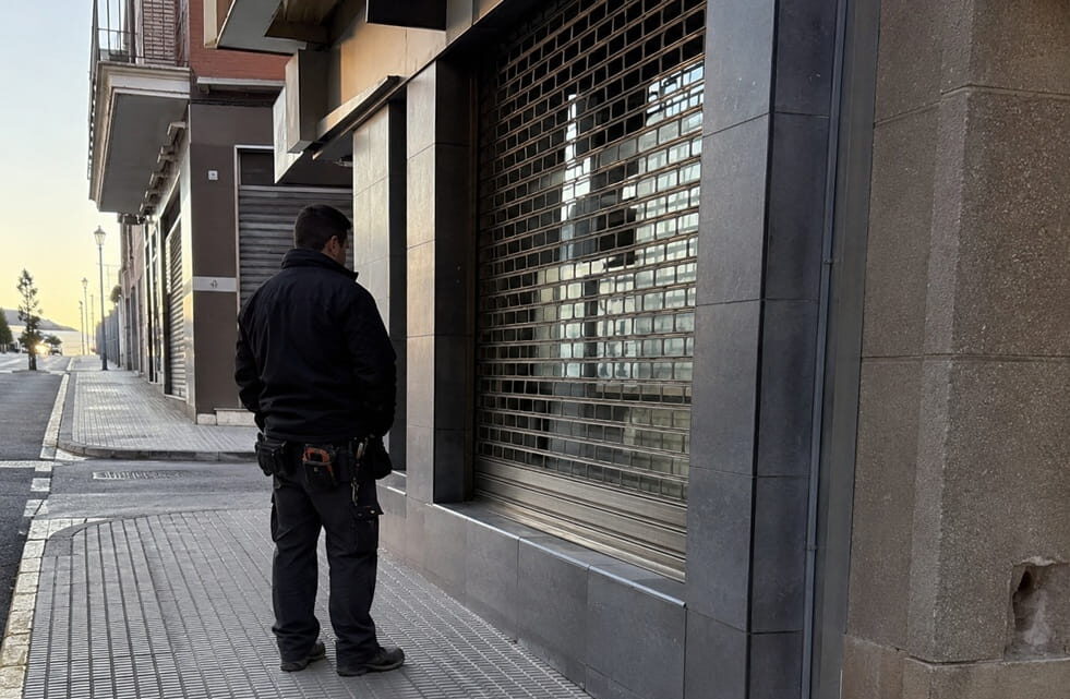 Cerrajero junto a acceso de local comercial en Cullera