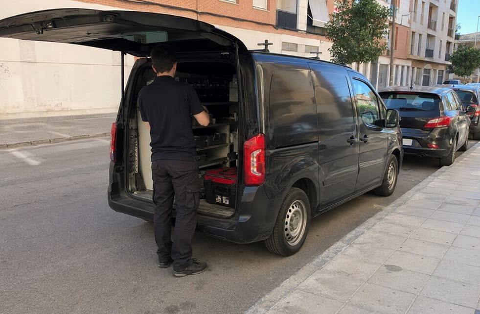 Cerrajero urgente en Cullera junto a una puerta de vivienda